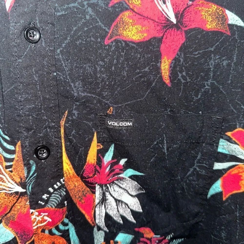 Volcom Men’s Tropical Button Down Tee - Picture 2 of 9